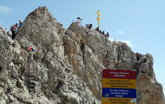 Selbahntouristen und Bergsteiger in der Rush-Hour am Gipfelkreuz der Zugspitze (2962 m) Zugspitze