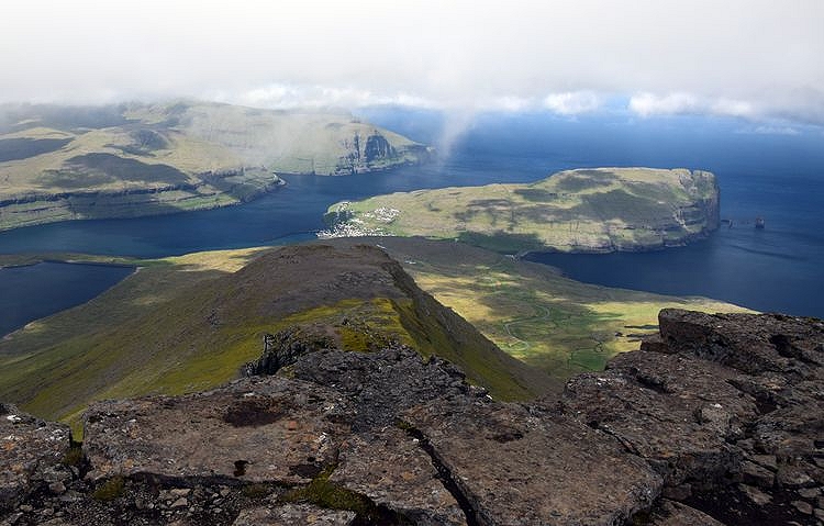 Blick vom Gipfel des Slættaratindur (880 m) nach Westen. Slataratindur