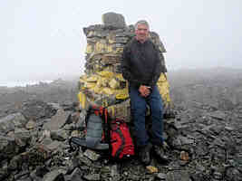 Am Gipfelstein des Halti (1331 m) Gipfelzeichen