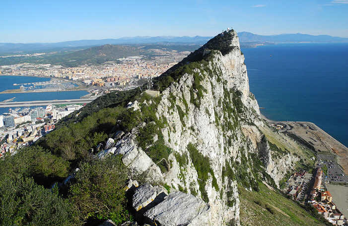 Der nördliche Teil des Felsen von Gibraltar, betrachtet von der Seilbahnstation. Im Hintergrund das spanischen La Linea de la Conceptión Gibraltar