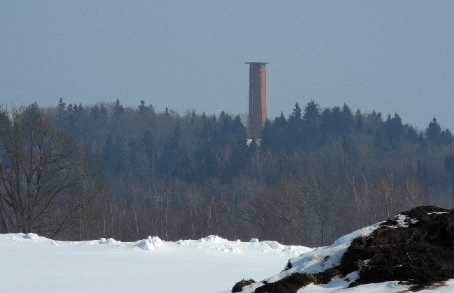 Der Rote Turm auf dem Gaizinkalns (311,5 m) von Süden Lettland