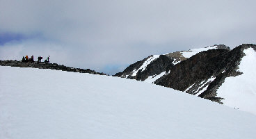 Am Gipfel des Svellnose, Rechts Galdhøpiggen und Keilhaus top Svellnose