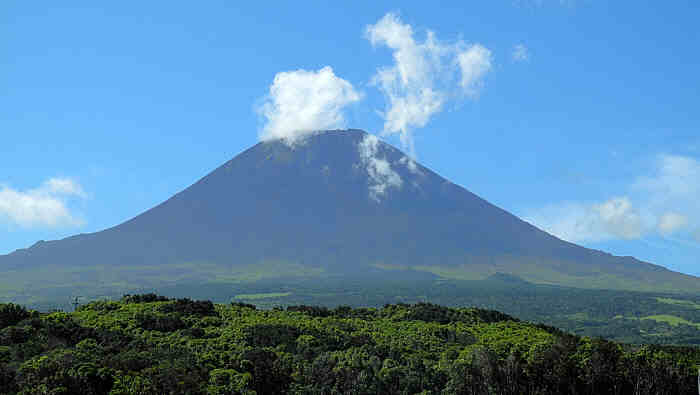 Der Montanha do Pico (2351 m) vom Flughafen der Insel Pico Montanha do Pico