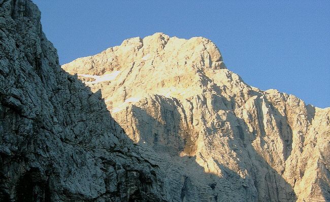 Morgendlicher Blick auf den Triglav (2864 m) aus dem Tominisek-Klettersteig Triglav