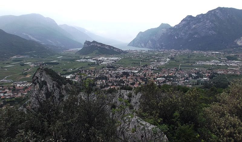 Blick auf Arco und Gardasee vom Gipfel des Colodri (350 m) Arco