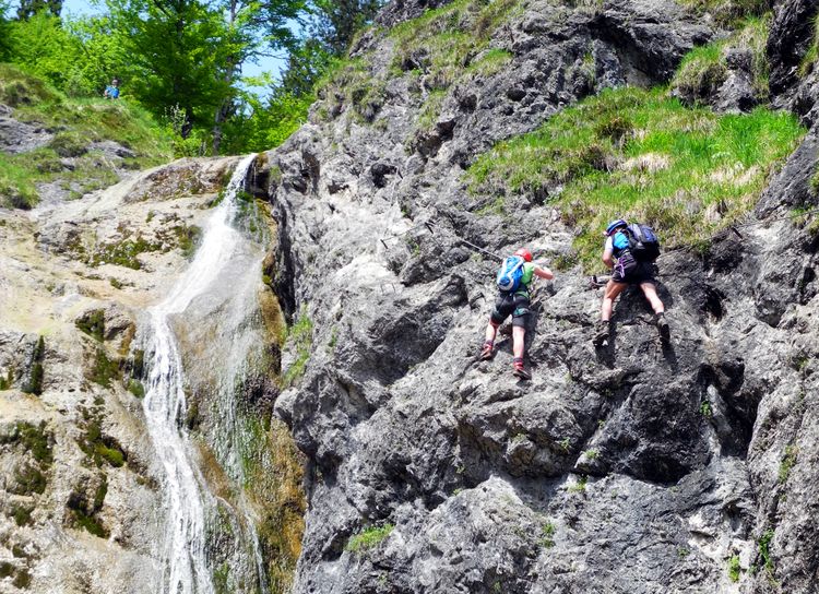 In der Ausstiegsflanke des Hausbachfall-Klettersteigs direkt neben dem Hausbachfall Hausbachfall