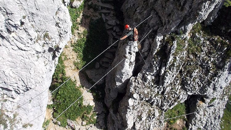 Auf der Zwei-Seilbrücke im zentralen Abschnitt des Klamml-Klettersteiges Seilbrücke