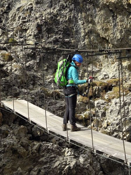 Auf der berühmten Hängebrücke Seilbrücke