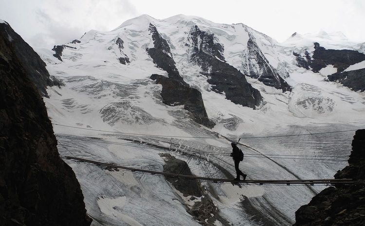 Die Seilbrücke im Piz Trovat I - Klettersteig vor den 3 Pfeilern des Piz Palü Seilbrücke