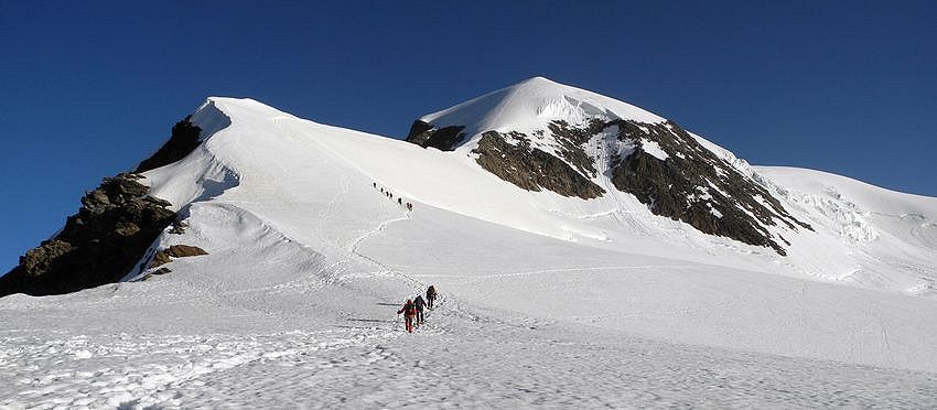 Der Südostgrat des Alphubel (4206 m) aus dem Alphubeljoch Alphubel