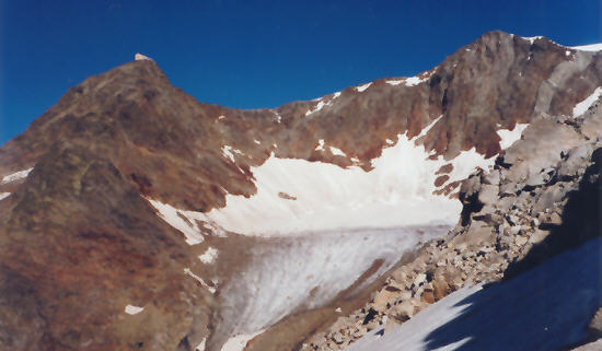 Das Becherhaus links auf dem Gipfel (3195 m), der kleine Gletscherarm ist auf dem Anstiegsweg zu queren. Becherhaus