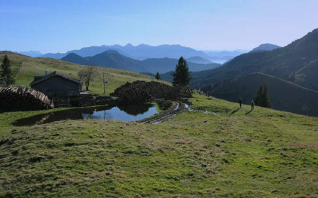 Blick vom Gipfel des Farrenpoint Richtung Huber-Alm und Wilder Kaiser Farrenpoint