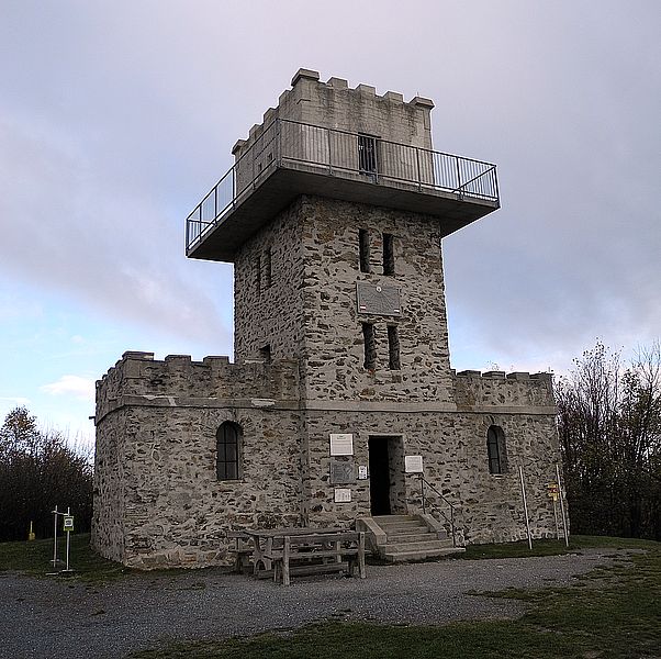 Der Aussichtsturm am Gipfel des Geschriebenstein (884 m) Geschriebenstein