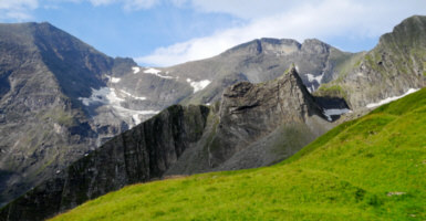 Schneetenn (3317 m, links), Bauernbrachkogel (3125 m) und Kempsenkogel (3090 m, Bildmitte) vom Gleiwitzer Höhenweg kurz vor der Unteren Jägerscharte (2511 m, Bildmitte im Schatten)