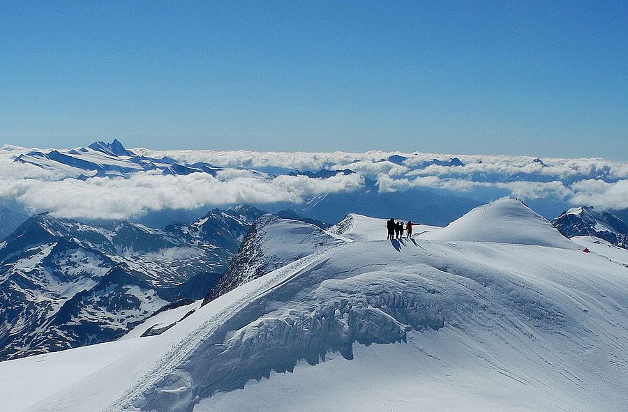 Blick vom Gipfel auf den Gipfelgrat des Großvenediger (3657 m). Gipfelgrat