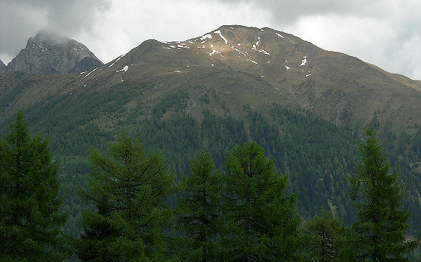 Riebenkofel (2386 m, Bildmitte) von Südwesten Riebenkofel