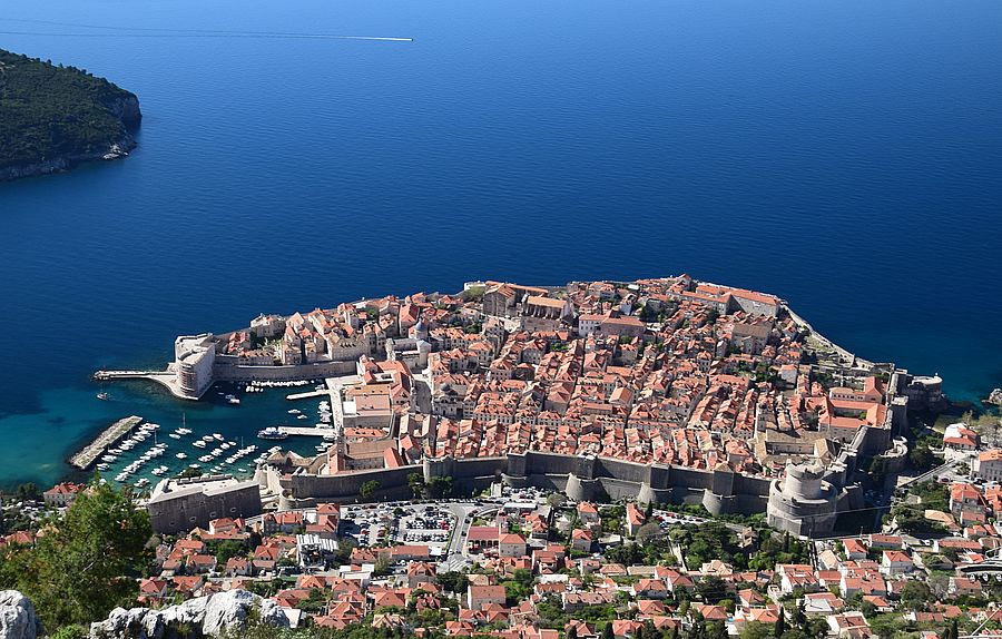 Blick vom Gipfel des Brdo Srđ auf die Küstenstadt Dubrovnik. Dubrovnik
