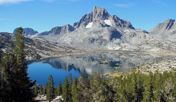 Thousand Island Lake vor dem Banner Peak (12.945 ft / 3.946 m) am 5. Tag des John Muir Trail John Muir Trail 2014