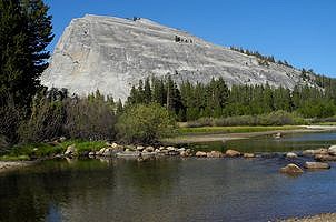 Der Lembert Dome (9.450 ft) über dem Tuolumne River Lembert Dome