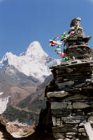 Chorte mit Gebetsfahnen vor Ama Dablam (6856 m) Chorte