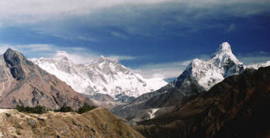 Der erste Blick auf Mount Everest (8850 m), Lhotse (8501 m) und Ama Dablam (6866 m) Mount Everest