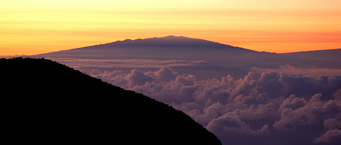 Der Mauna Kea (4205 m) auf Big Island in 170 Kilometer Entfernung Mauna Kea
