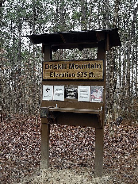 Der Gipfelmarker auf dem höchsten Berg von Loisiana Mount Driskill