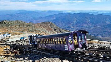 Die Zahnradbahn The Cog kurz vor dem Gipfelbahnhof. The Cog