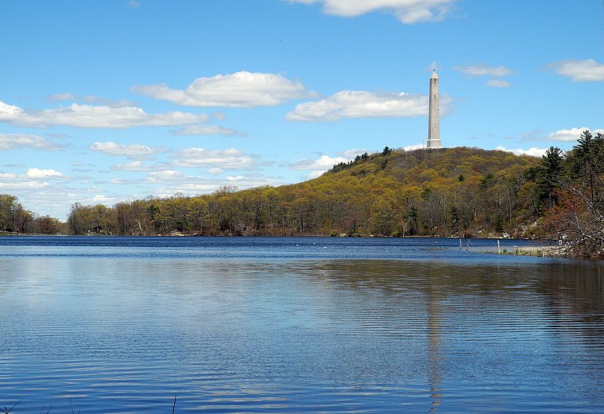 Blick über den Lake Marcia zum High Point, dem höchsten Punkt von New Jersey High Point
