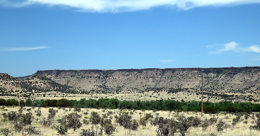 Der Tafelberg Black Mesa. Der höchste Punkt liegt im linken Bildbereich Black Mesa