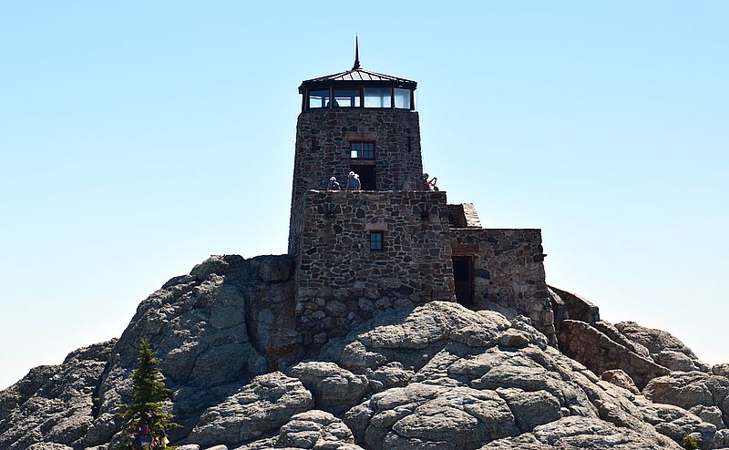 Der Feuerbeobachtungsturm auf dem Gipfel des Black Elk Peak Black Elk Peak