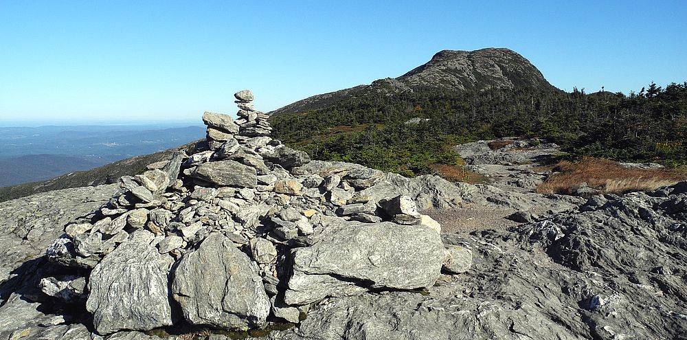 Blick zu der The Chin genannten höchsten Kuppe im Gipfelzug des Mount Mansfield, 1340 m, des höchsten Berges im US-Bundesstaat Vermont Mount Mansfield
