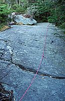 Reepschnursicherung an steiler Felsplatte. Reepschnursicherung