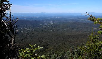Blick nach Westen von der Kammlinie des Mount Mansfield. In der Ferne Lake Champlain und die Andirondack Mountains. Westblick