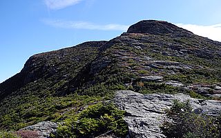 Rückblick zur Gipfelkuppe des Mount Mansfield (In Bildmitte im Hintergrund) vom Sunset-Ridge-Trail. Mount Mansfield