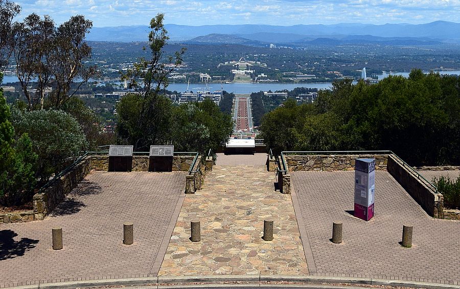 Ausblick vom Gipfel des Mount Ainsle auf die Sichtachse der Anzac Parade und der im Hintergrund befindliche Parlamentsgebäude auf dem Capital Hill in Canberra. Ausblick